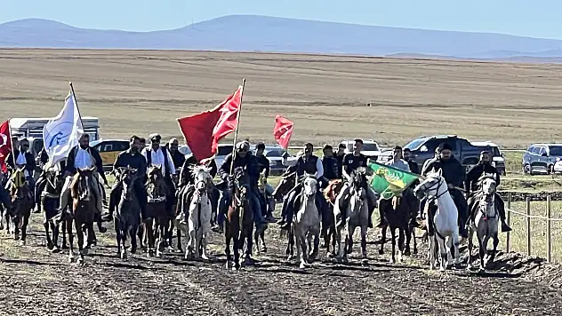 Kars'ta rahvan atlar piste çıktı