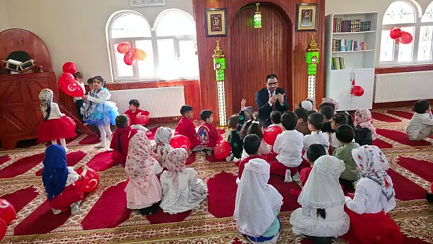 Küçük kalpler 23 Nisan'da camide buluştu