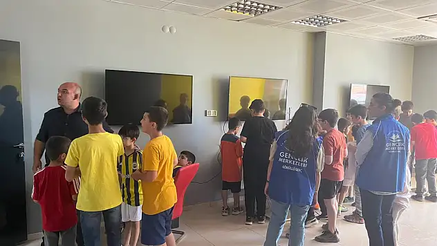 Kur'an kursu öğrencileri Gençlik Merkezi'ni keşfetti