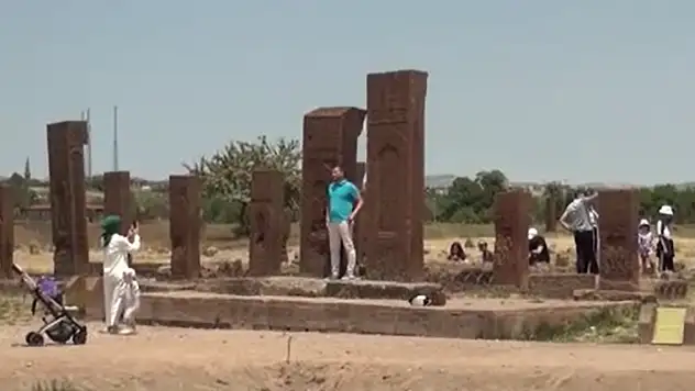 Kurban Bayramı'nda Ahlat'ta tarih dolu ziyaretçi akını yaşanıyor