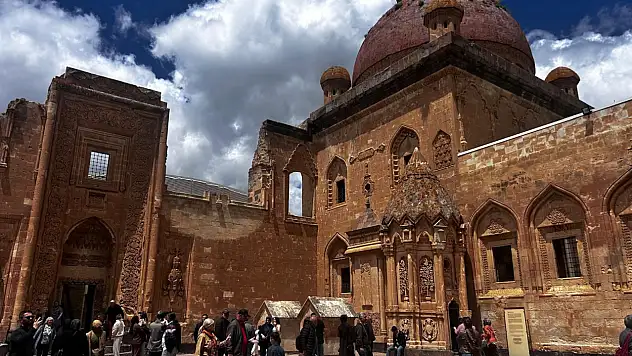 Kurban Bayramı'nda İshak Paşa Sarayı ziyaretçi akınına uğradı