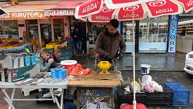 Kurban Bayramı öncesi Ağrı'da bıçak bileyicilerde yoğunluk başladı