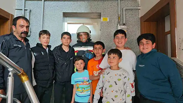 Kuş Asansör Boşluğundan Sağ Salim Çıkarıldı
