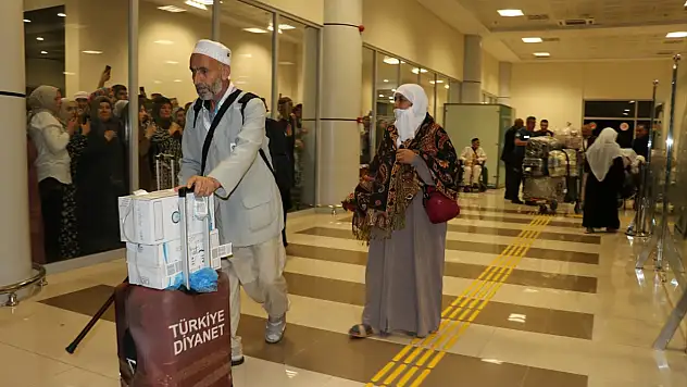 Kutsal topraklardan dönen hacılar Ağrı'da sevinçle karşılandı