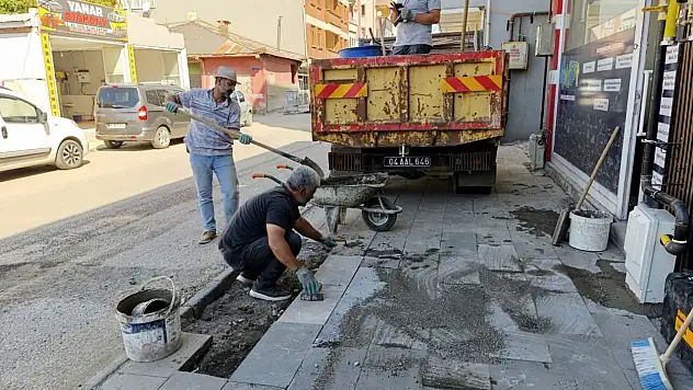 Leylekpınar Mahallesi'nde bozulan kaldırımlar onarılıyor