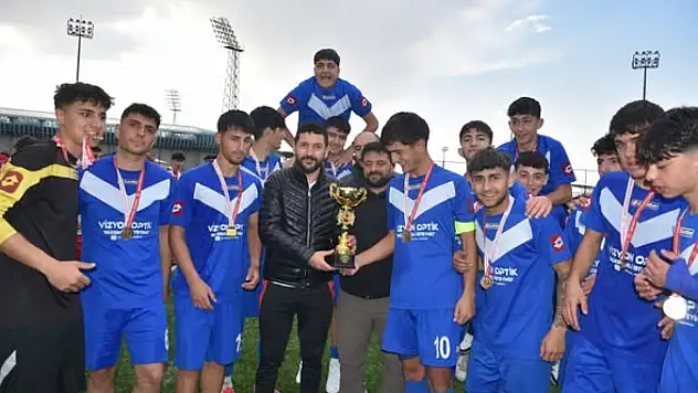 Lise Gençler Futbol Turnuvası'nda Şampiyon Reşit Karabacak Spor Lisesi Oldu