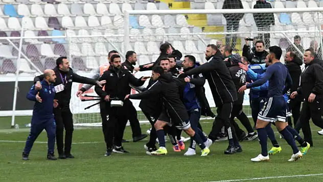 Maç bitti, tansiyon düşmedi: Saha içinde gerginlik