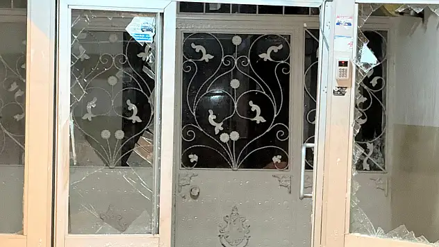 Mahalleli bomba sesi sandı: Ağrı'da çatıdan düşen kar kapıyı paramparça etti!