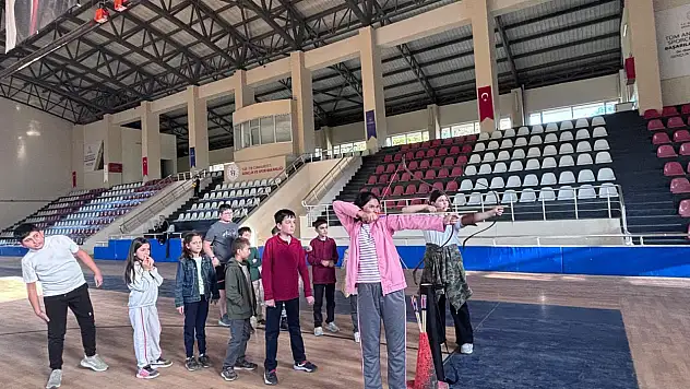Malazgirt Spor Salonu'nda Okçuluk Antrenmanları