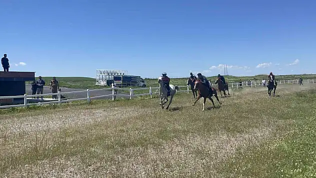 Malazgirt'te Ata Sporu Coşkusu: Geleneksel At Yarışları Nefes Kesti