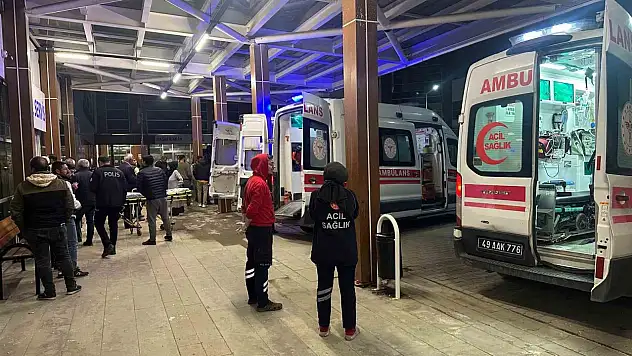 Malazgirt'te öğretmenleri taşıyan taksi takla attı, 7 yaralı hastaneye kaldırıldı