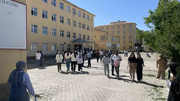 Malazgirt'te YKS'ye Katılan Öğrencilerde Sınav Heyecanı Zirveye Çıktı