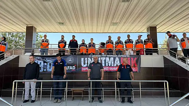Marmara depreminde hayatını kaybedenler Van'da düzenlenen anma töreniyle anıldı