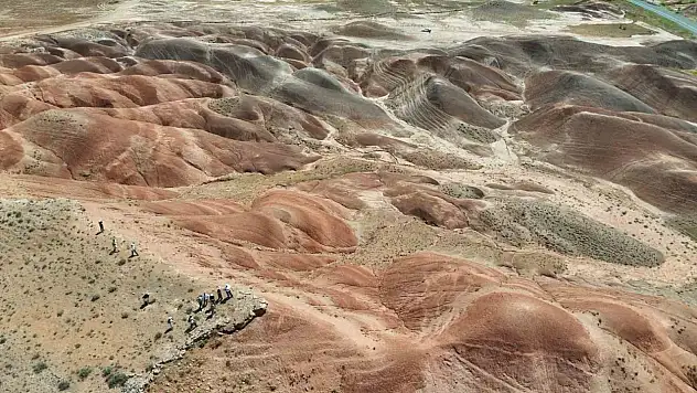 Mars Manzarasını Andıran 'Gökkuşağı Tepeleri'nde Ziyaretçi Yoğunluğu Artıyor