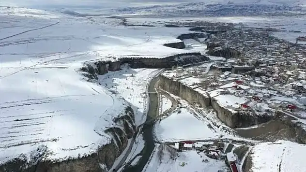 Mart ayında gelen kar Ağrı'nın o ilçesini yeniden beyaza bürüdü