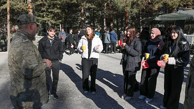 Mehmetçik ile Bir Gün Projesi Kapsamında Öğrencilerden 109. Topçu Birliği'ne Ziyaret