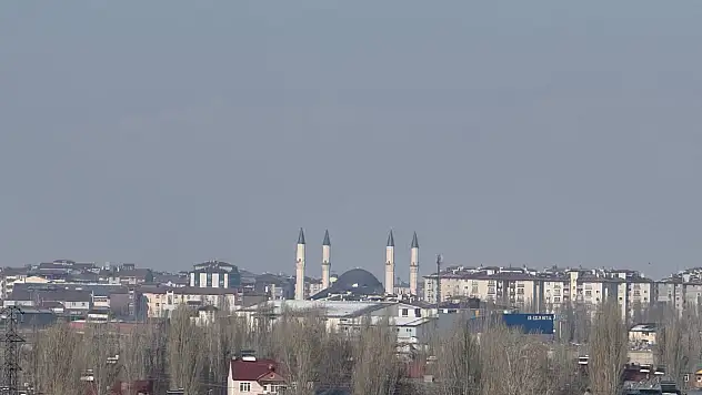 Merkez Camii şehrin her noktasından görülerek göz kamaştırıyor