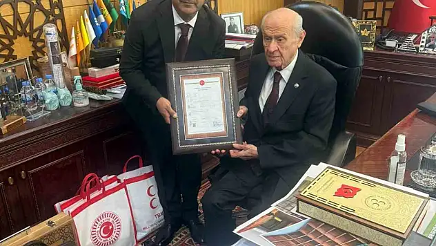 MHP Aziziye'nin Yeni Teşkilat Binasının Tapusu Bahçeli'ye Sunuldu