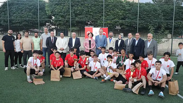 Millet Bahçesi'nin açılışında sporcular ödüllendirildi