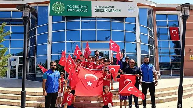 Milli birlik adımı: Doğubayazıt gençliği bayraklarıyla sahada