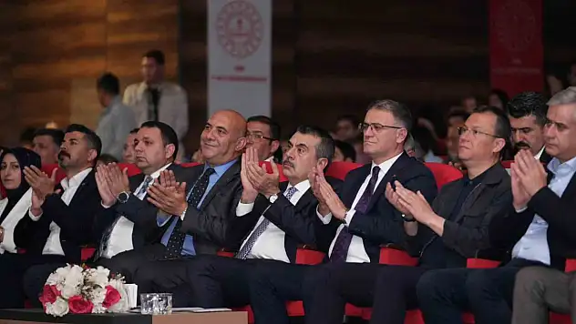 Milli Eğitim Bakanı Tekin, Van'da kültürel etkinliklere katıldı ve müzik eğitimini teşvik etti.
