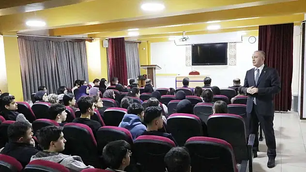 Milli Eğitim Müdürü Kökrek, YKS'ye hazırlanan öğrencilerle buluştu