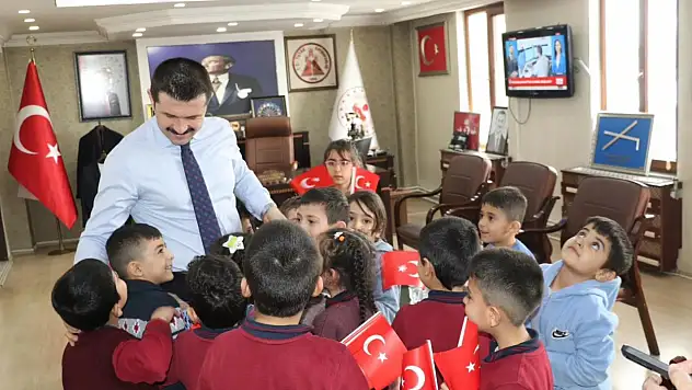 Minik öğrenciler bayraklarıyla geldi, Tutak Kaymakamlığı renklendi!
