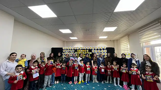 Minik yüreklerden annelerine unutulmaz sürpriz