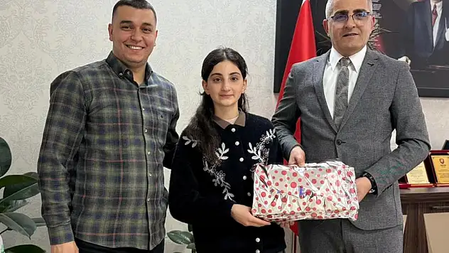 Müdür Şen başarılı öğrencileri ödüllendirdi