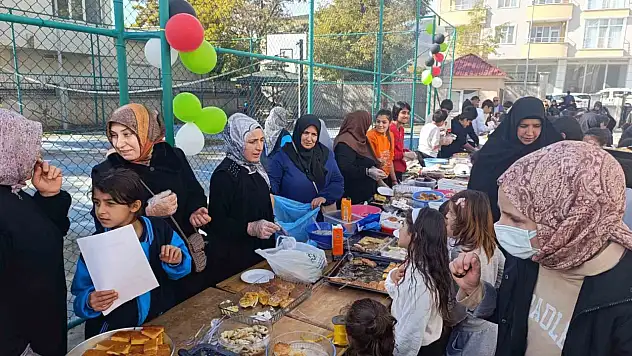 Muradiye'de Gazze için düzenlenen hayır panayırı yoğun ilgiyle karşılandı