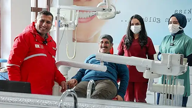 Muradiye'de iyiliğin gücü: Gönüllü diş tedavisi bir hayatı değiştirdi