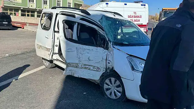 Muradiye'de kamyonet-kamyon çarpışmasında 3 yaralı, faciadan dönüldü!