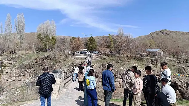 Muradiye Şelalesi bayramda doğaseverlerle dolup taştı