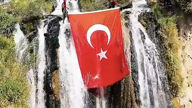 Muradiye Şelalesi'nde Görkemli Türk Bayrağı Dalgalandı!