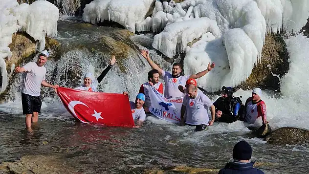 Muradiye Şelalesi'nin buz gibi sularında çevre çağrısı