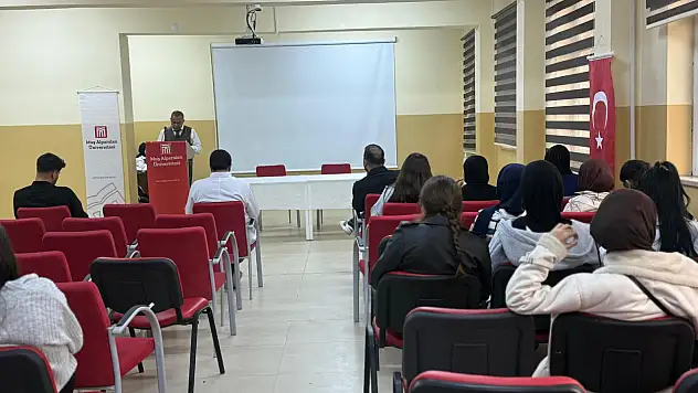 Muş Alparslan Üniversitesi'nde Bazen Bir Adımla Başlar Asırlık Yolculuklar Semineri Düzenlendi