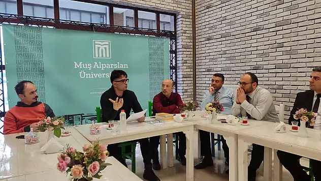 Muş Alparslan Üniversitesi'nde Çay Bahane Sohbetleri-105'te '1984' Üzerinden Günümüz Dünyası Tartışıldı