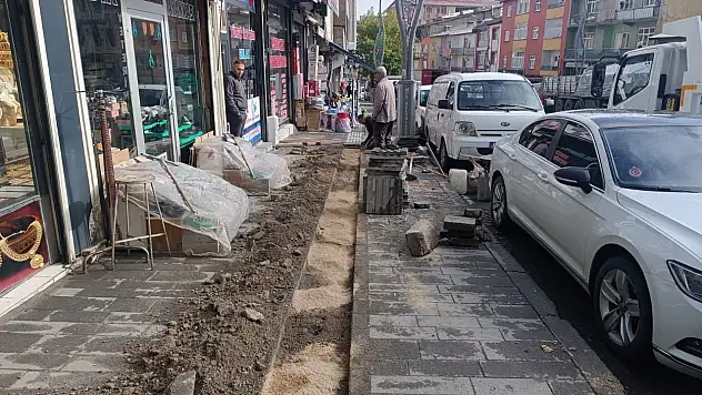 Muş Belediyesi, Cumhuriyet Caddesi'nde Kaldırımları Onarıyor