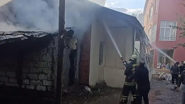 Muş Belediyesi İtfaiyesi Bağlar Mahallesi'ndeki Yangını Kısa Sürede Söndürdü