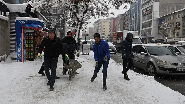 Muş Belediyesi Kar Temizleme ve Tuzlama Çalışmalarını Sürdürüyor