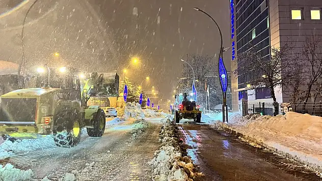 Muş Belediyesi Karla Mücadele Çalışmalarını Aralıksız Sürdürüyor