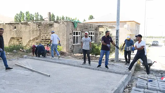 Muş Belediyesi'nden Karşıyaka Mahallesi'nde Kaldırım Düzenlemesi