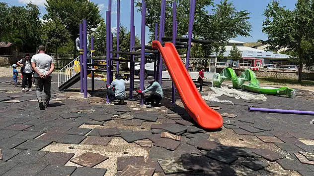 Muş Belediyesi Parklardaki Oyun Gruplarını Yeniliyor