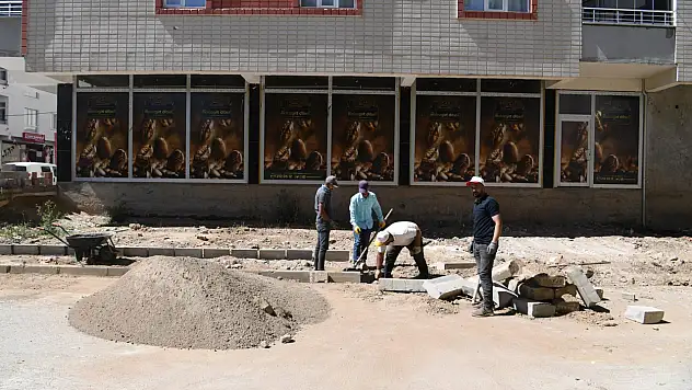 Muş Belediyesi Sunay Mahallesi'nde Kaldırım Çalışmalarını Sürdürüyor
