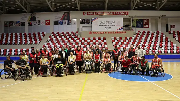 Muş BESK – Samsun BESK Karşılaşmasını Protokol Tribünden Takip Etti