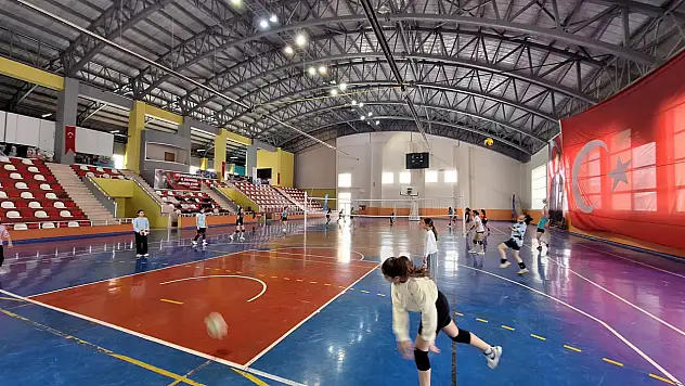 Muş Bulanık Spor Salonu'nda Voleybol Antrenmanları Yoğun İlgi Görüyor