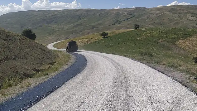 Muş İl Özel İdaresi Asfalt Çalışmalarını Sürdürüyor