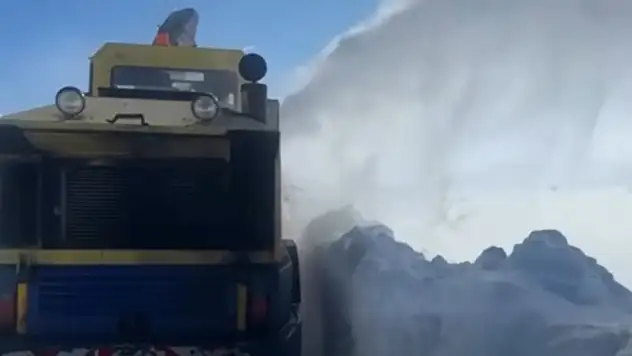 Muş İl Özel İdaresi Üçevler Grup Yolu'nda Karla Mücadeleyi Sürdürüyor