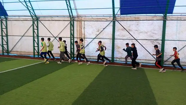 Muş Korkut Futbol Sahası'nda Okul Sporları Atletizm Antrenmanları Sürüyor