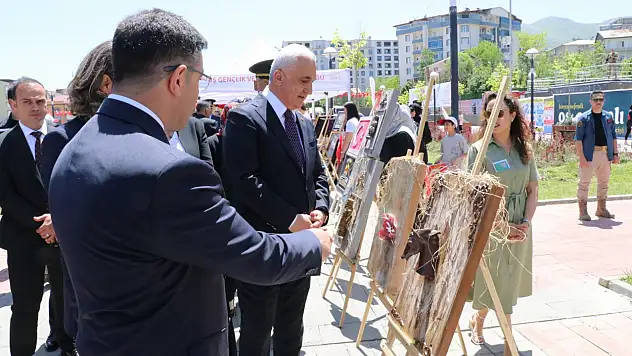 Muş'ta 19 Mayıs Coşkusu: Gençlerin Eserleri ve Sportif Yetenekleri Sergilendi